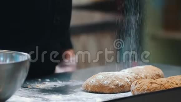 厨房厨师把面粉洒在面团上做面包视频的预览图