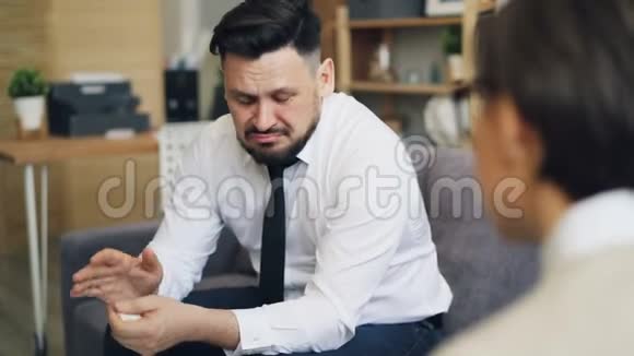 商人在与治疗师约会时哭泣患抑郁症视频的预览图