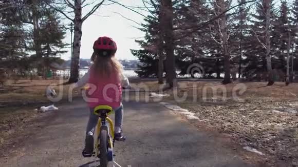 小女孩在旧公园骑自行车视频的预览图