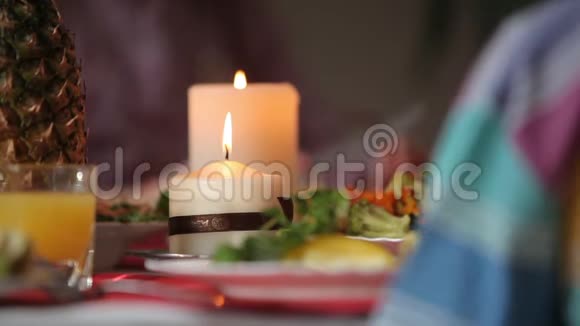 节日桌上的蜡烛视频的预览图