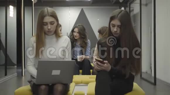 女同事两排坐在一起休息年轻成熟的女人聊天说闲话视频的预览图