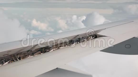 飞机的翅膀在天空中的云层中近距离观察飞机机翼的结构和细节视频的预览图