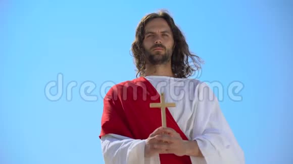 耶稣举着木十字架对抗蓝天皈依基督教洗礼视频的预览图