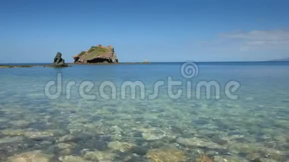 在阳光明媚的日子里海边的海水和鹅卵石在荡漾视频的预览图
