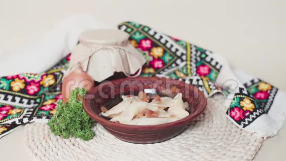 乌克兰国家食品酋长向瓦雷尼克斯扔灰桌子上的盘子滑动运动视频的预览图
