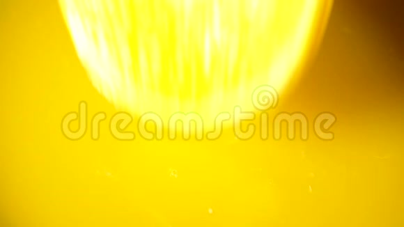 橙汁中一组掉落的橙子片视频的预览图