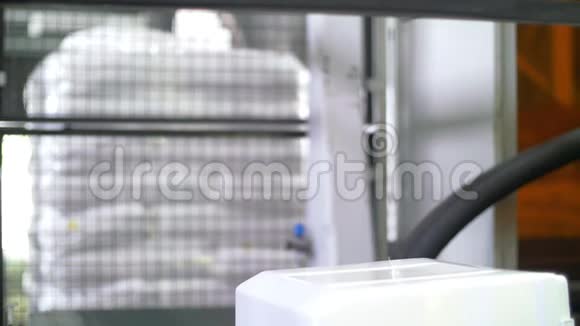 机器人机械手将塑料容器移至工厂传送带视频的预览图