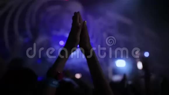现场音乐节的音乐会观众视频的预览图