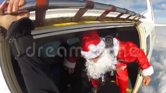 跳伞圣诞老人视频的预览图
