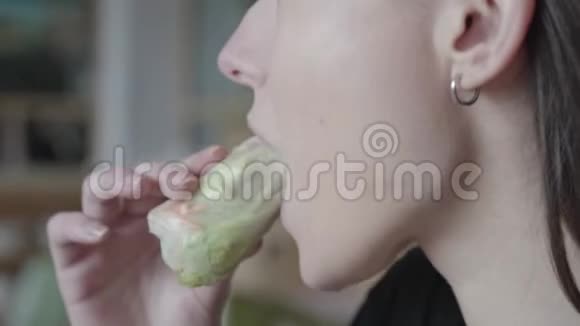 合上年轻女人吃甜点的脸香蕉春卷脆的面包补充香蕉果肉视频的预览图