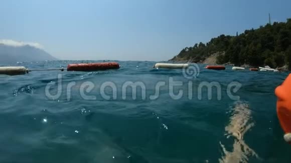 美丽的亚得里亚海和山景黑山共和国的旅馆和旅游业休息和放松视频的预览图