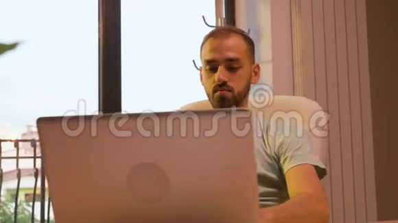 在有大窗户的办公室里成功的经理正在电脑上打字视频的预览图