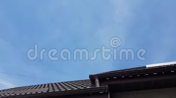 乌云中阴暗的天空在雨前笼罩着房子的屋顶底部的景色视频的预览图