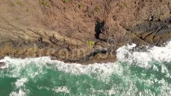 空中拍摄的海浪撞击海岸线悬崖视频的预览图