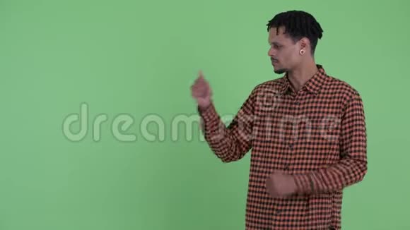 快乐的年轻英俊的非洲男人拍拍手指竖起大拇指视频的预览图