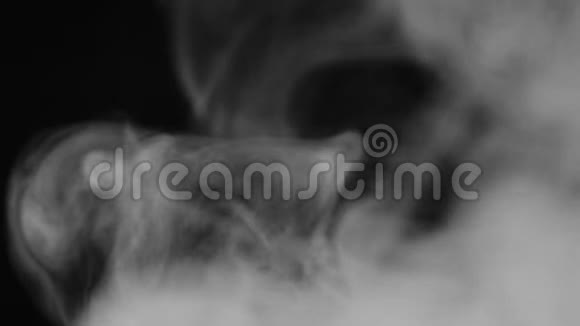 现实的抽象烟雾蒸气效应白色烟雾在黑色背景上缓慢运动漂浮的雾云笼罩着黑色的背景视频的预览图