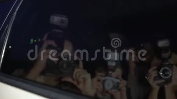 一对名人夫妇在车里躲在杂志摄影师的镜头前视频的预览图