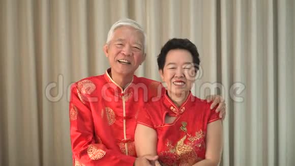 中国祖父母夫妇新年快乐视频的预览图