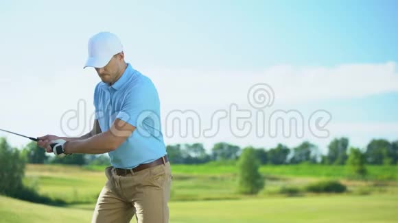 年轻的男高尔夫球手击球时因射门失败而感到惊讶运气不好视频的预览图