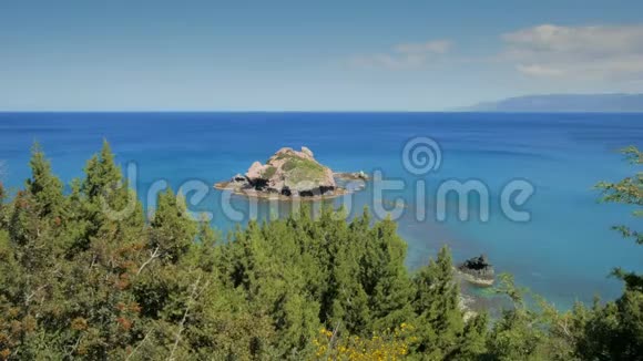 夏季靠近塞浦路斯海岸的地中海美丽的小石岛视频的预览图