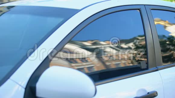 穿西装的人用望远镜从车里偷窥私人侦探调查视频的预览图