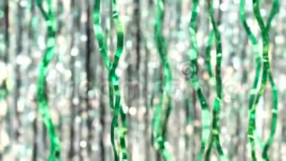 银色背景上的绿色金属美丽的圣诞动态背景闪耀的灯光和闪闪发光的粒子视频的预览图