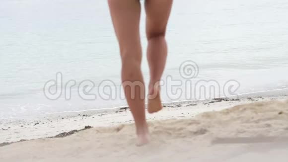 一个穿泳衣的女孩正跑进大海视频的预览图