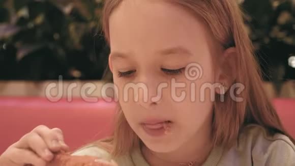 小女孩在咖啡馆里吃炸鸡视频的预览图