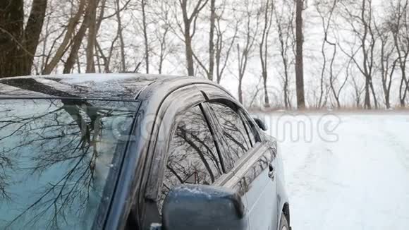 冬天靠近车的女孩视频的预览图