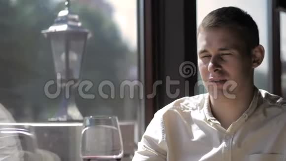 年轻的帅哥在餐馆里约会和他的女士近距离交谈视频的预览图