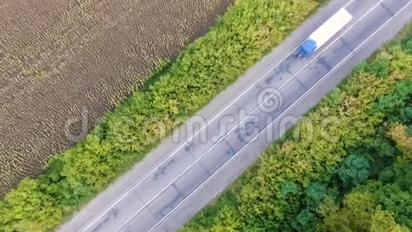 有汽车和向日葵田的道路鸟瞰图视频的预览图