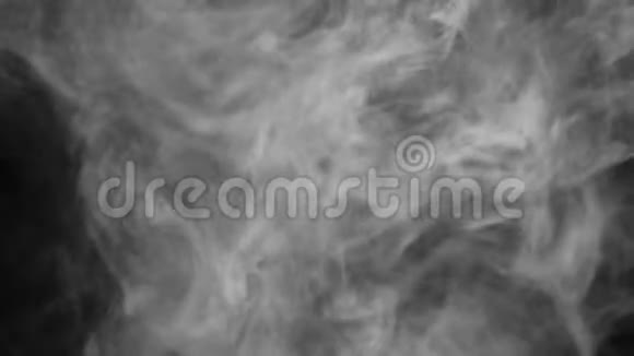 现实的抽象烟雾蒸气效应白色烟雾在黑色背景上缓慢运动漂浮的雾云笼罩着黑色的背景视频的预览图