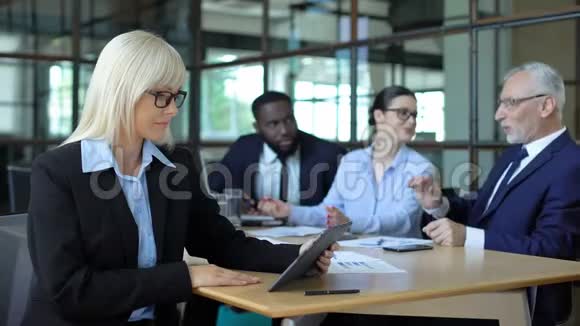 快乐的商务女性拿着平板电脑在办公室做梦工作灵感愿望视频的预览图