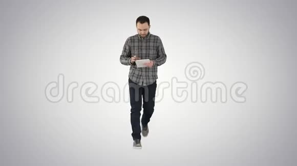 一个人拿着一个梯度平板电脑在梯度背景上视频的预览图