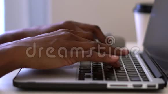 不同女性的手在键盘上打字的视频片段视频的预览图