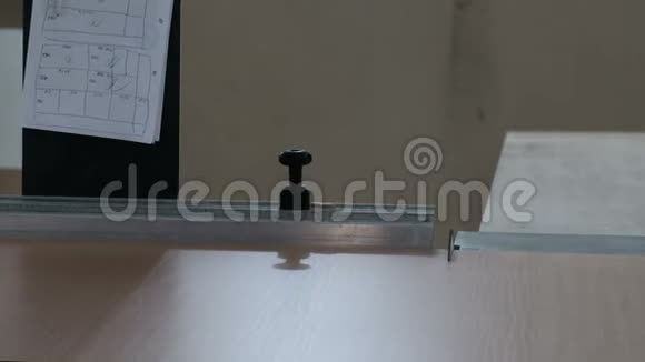 家具制造用圆锯在机器上锯片工人被一张切割卡片引导视频的预览图