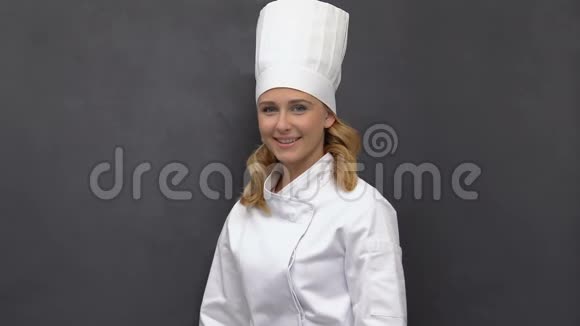 微笑自信的女厨师双手交叉胸微笑职业视频的预览图