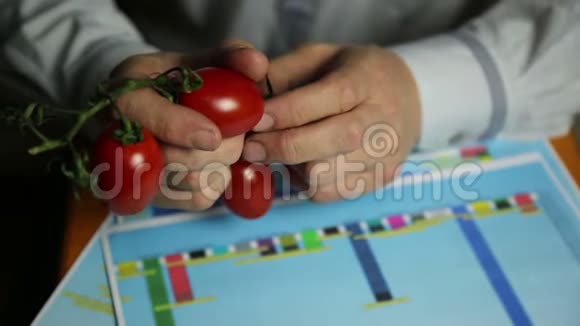 手与番茄相比销售增长图视频的预览图