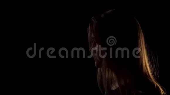 女人从黑色背景的玻璃上喝葡萄藤的水视频的预览图