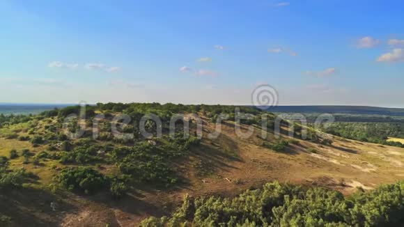 戈罗迪什切山大石头和绿树从上面看俄罗斯的自然视频的预览图