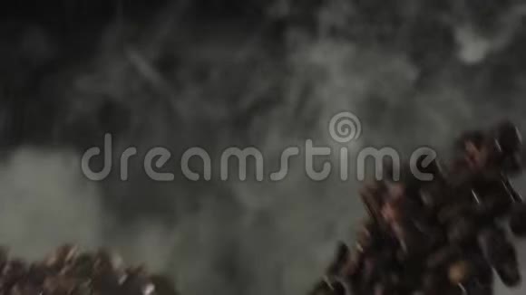 两个烤成堆的咖啡豆通过黑色背景上的白色烟雾朝对方扔去视频的预览图