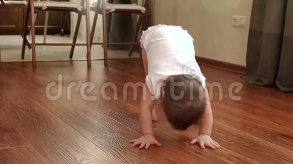 小可爱的女婴试图站在自己的脚慢动作视频的预览图
