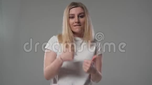 女孩竖起大拇指视频的预览图
