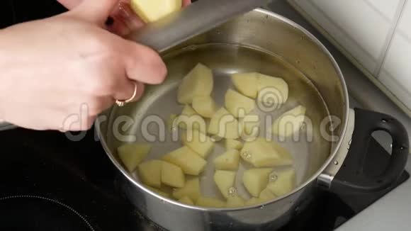 快关门女人手把土豆切成锅视频的预览图