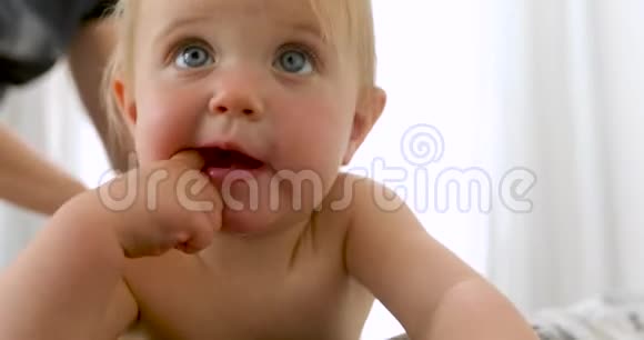 治疗师给宝宝做按摩视频的预览图