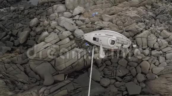暴风雨过后游艇在岩石上破碎海难视频的预览图