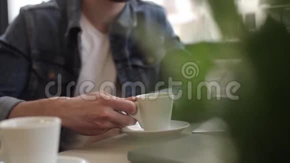 两个男人坐在咖啡馆喝咖啡视频的预览图