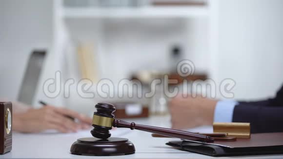 桌子上有盖威尔和街区背景上有女律师有公证服务视频的预览图