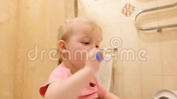 小女孩早上在浴室用牙刷刷牙视频的预览图