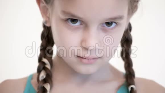 一个梳着辫子的白种人女孩张开眼睛闭上眼睛愤怒和盲目的镜头视频的预览图